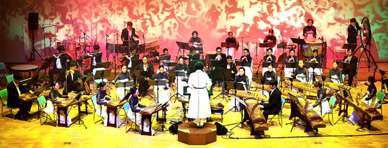 국악관현악단의 공연모습